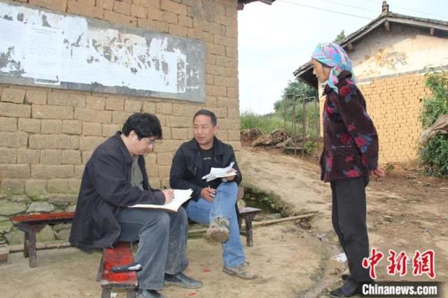 2014年，王宪昭(左一)在云南省元江县采集哈尼族神话。受访者供图