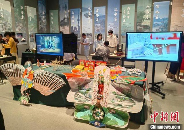 非物质文化遗产代表性传承人在现场展示技艺。 中新社记者 应妮 摄