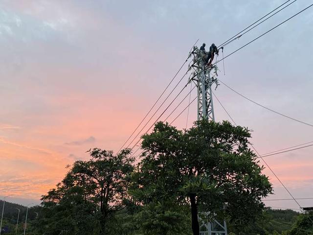 南方电网广东清远英德供电局对受损线路开展抢修。陆越/摄