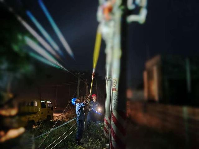 南方电网广东湛江东海供电局运维人员对10千伏线路开展抢修复电。刘桓滔/摄