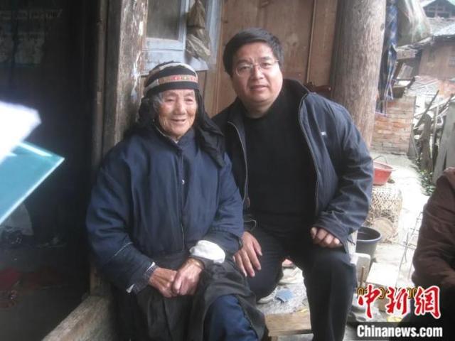 2009年，王宪昭(右)在贵州省黎平县岩洞村采访老歌师。受访者供图