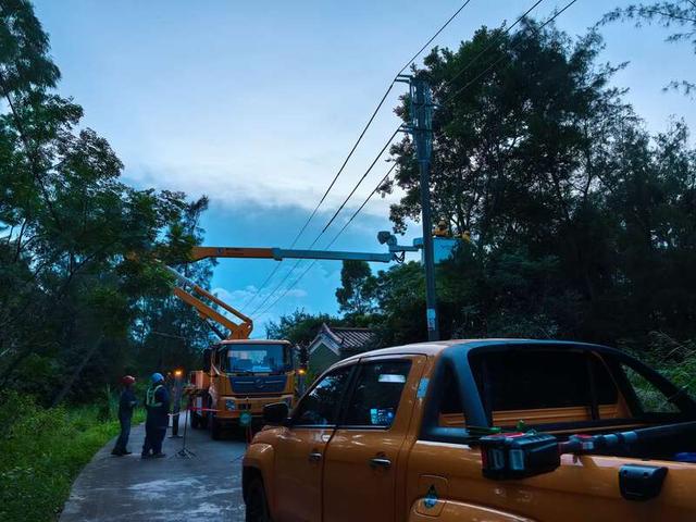 南方电网广东阳江城区供电局运维人员对10千伏线路开展带电作业消缺。严培洋/摄