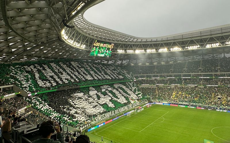 致敬老将张稀哲，工体本赛季首次打出巨型TIFO。新京报记者 孙海光 摄