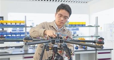 练就无人机技术，高效巡检线路（工匠绝活）