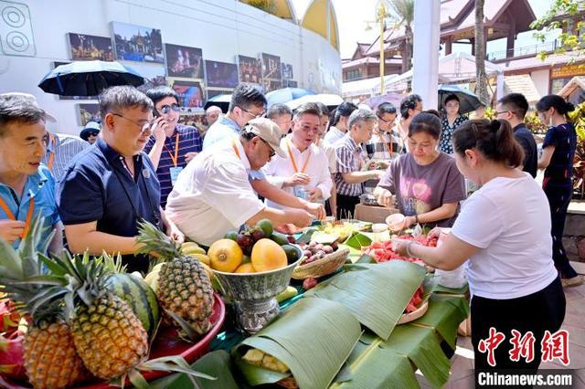 6月14日，参加第21届东盟华商会的侨领侨商品尝德宏州特色美食。主办方 供图