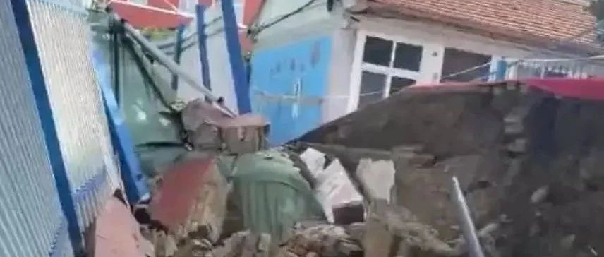 痛心！风雨天学校围墙倒塌，祖孙二人被砸身亡，一孕妇受伤