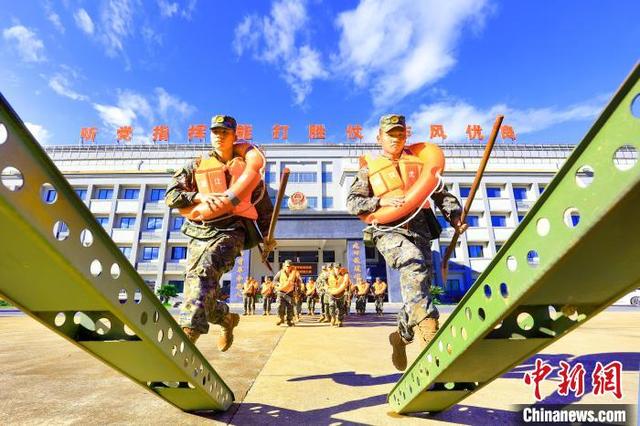 武警浙江总队金华支队开展抗洪抢险演练