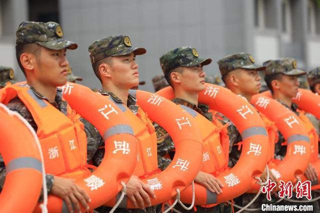武警浙江总队金华支队开展抗洪抢险演练