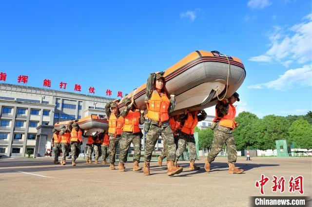 武警浙江总队金华支队开展抗洪抢险演练
