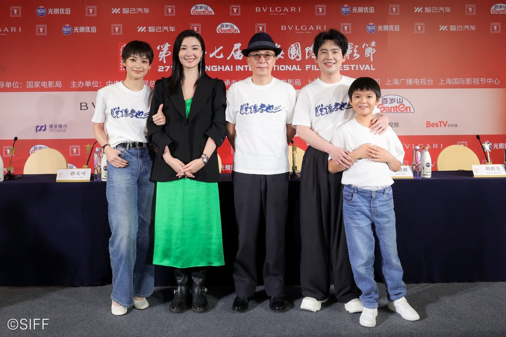 《脱缰者也》剧组在上海电影节发布会上，从左到右：孙安可、齐溪、曹保平、郭麒麟、胡朗荃