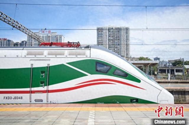 国铁南宁局首次配属的“复兴号”CR200J-C型动力集中动车组停靠在南宁站站台。赵诗霖 摄
