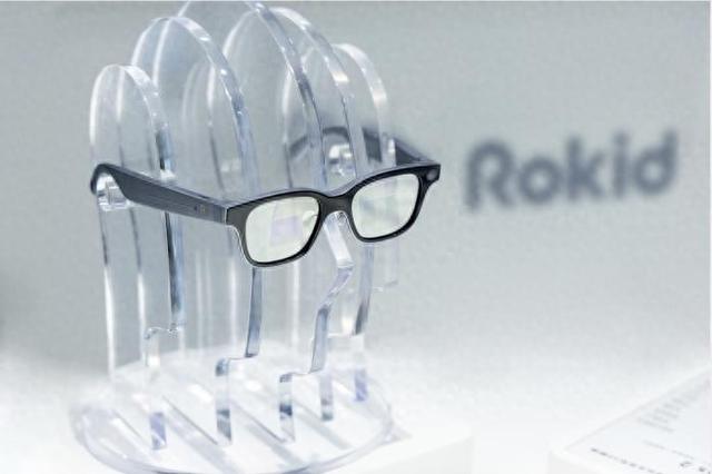 图:全球第一个可支付的智能眼镜Rokid Glasses