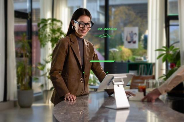 图:消费者使用Rokid Glasses 支付