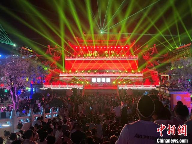 东宛园景区鼓乐幻城演出现场人群火爆。陈美霖 摄