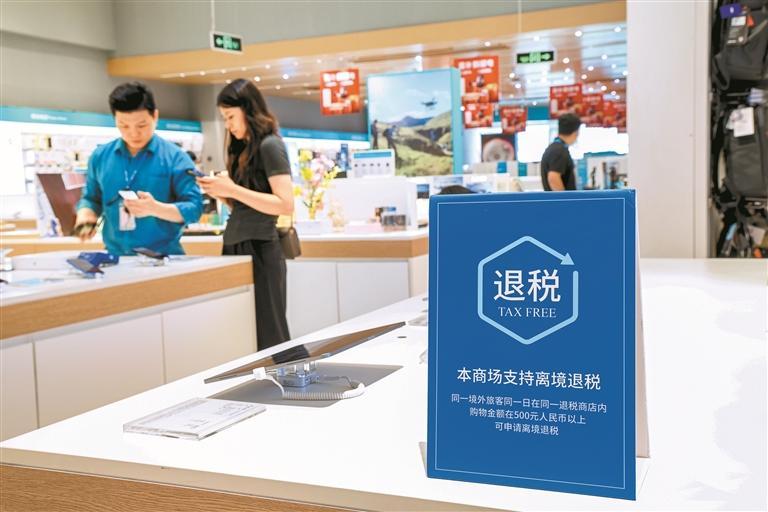 顾客在深圳万象城顺电门店挑选电子产品。新华社记者 毛思倩 摄