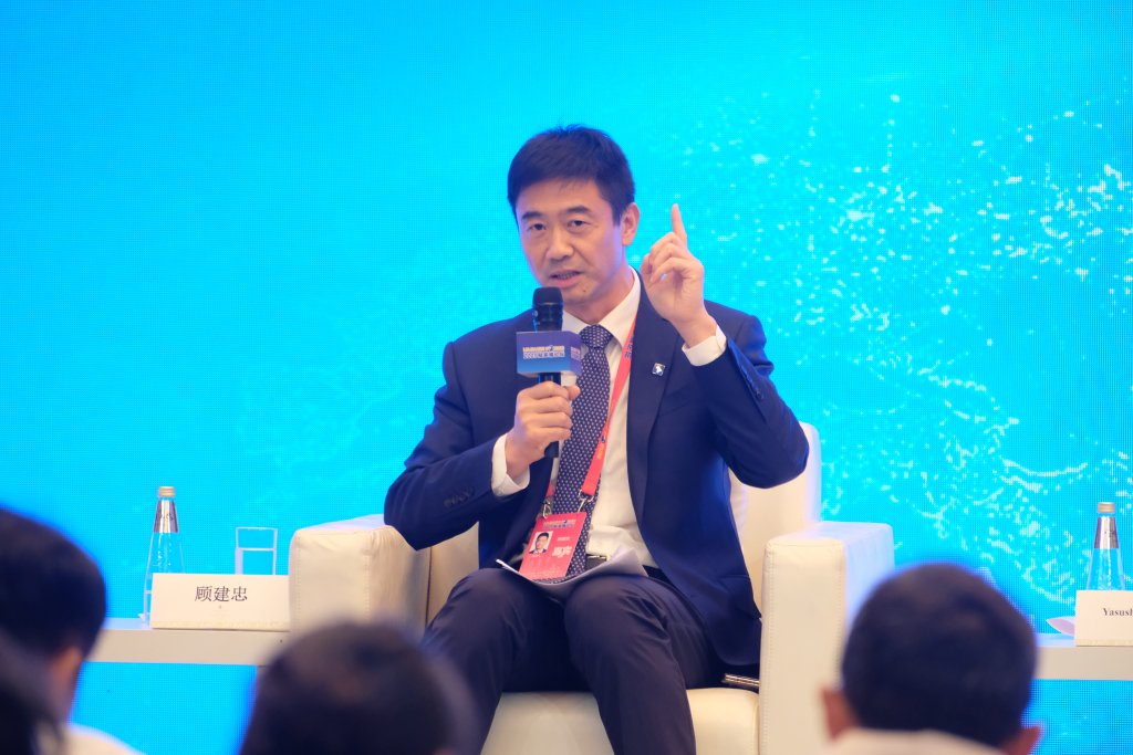 上海银行党委书记顾建忠在2025陆家嘴论坛“全体大会七：提高普惠金融服务的均衡性和可及性”上 。澎湃新闻记者 胡志挺 图