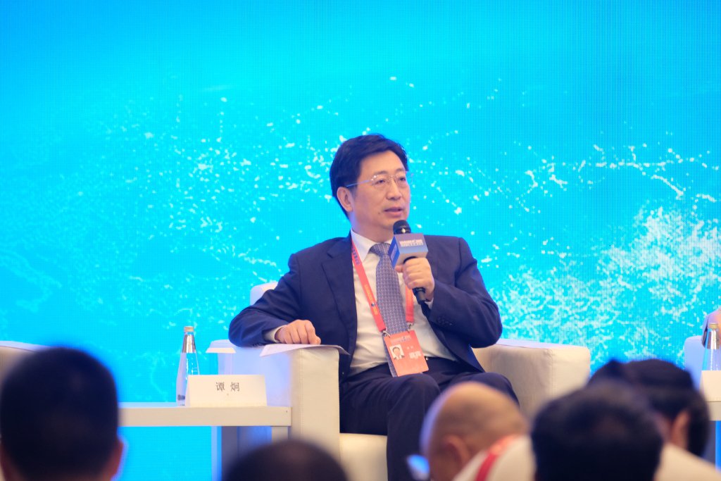 国度开采银行行长谭炯在2025陆家嘴论坛“整体大会五:金融赈济新质分娩力发展”上 澎湃新闻记者 胡志挺 图