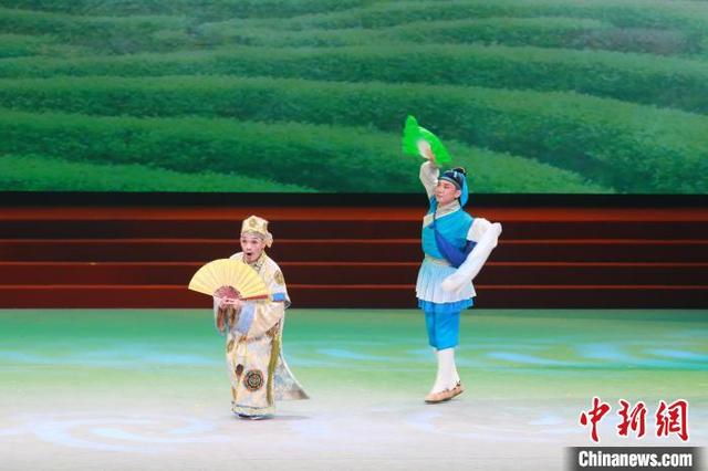 图为赣南采茶戏《茶童哥·朝奉出赣》正在表演中