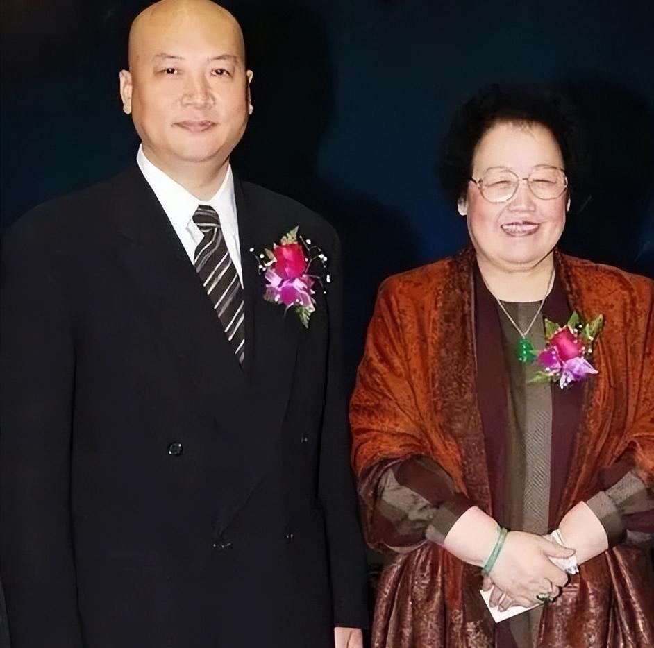 迟重瑞也没想到,人人不看好的妻子陈丽华,如今给他这么大的回报