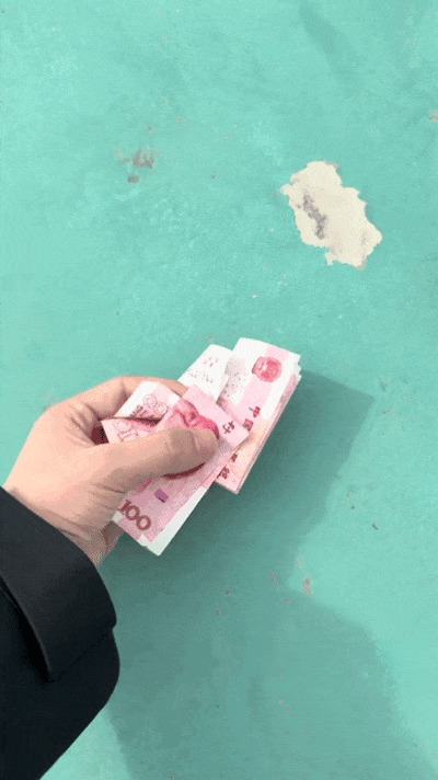 主人给狗子喂不喜欢的菜，狗子前一秒乖乖入口，下一秒直接tui垃圾桶...狗子：意思意思得了，你懂我的意思吗...