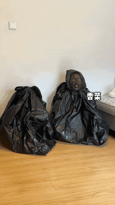 主人给狗子喂不喜欢的菜，狗子前一秒乖乖入口，下一秒直接tui垃圾桶...狗子：意思意思得了，你懂我的意思吗...