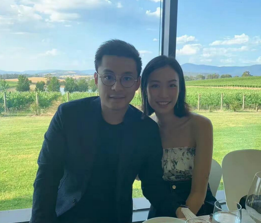 霍震霆宣布36岁儿子霍启仁已结婚,欢迎泰国儿媳,回应催生话题