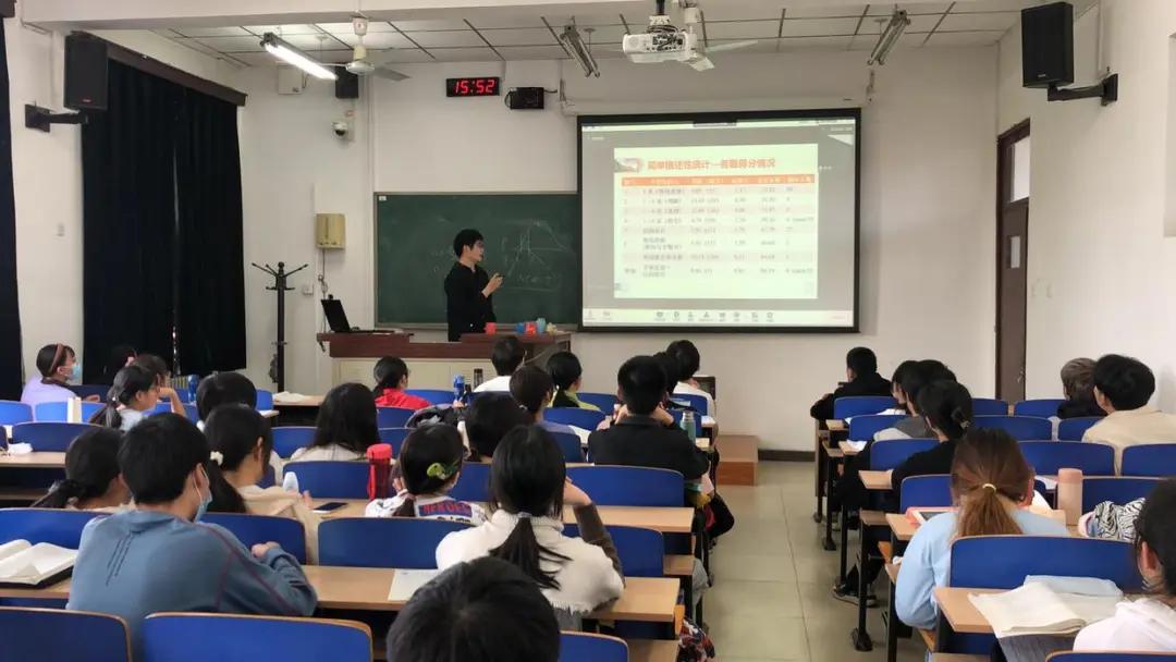 △中国农业大学动物科技学院学生在上课