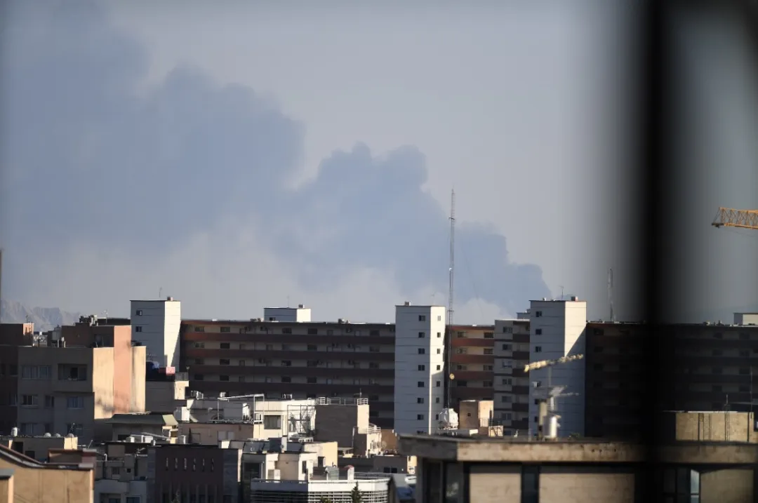 这是6月17日在伊朗首都德黑兰市区拍摄的浓烟。新华社记者 沙达提 摄