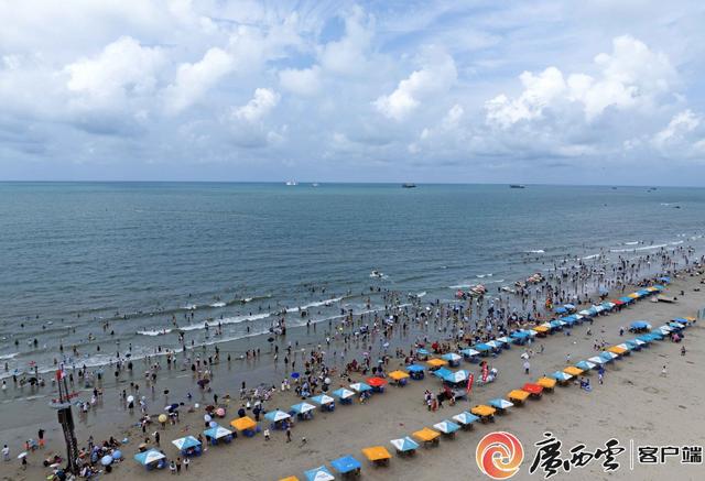 游人在银滩戏水玩耍。通讯员 龙涛 摄（资料图）