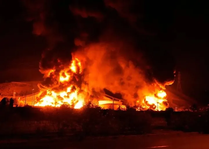 这是6月15日凌晨拍摄的伊朗首都德黑兰附近遭以色列袭击起火的储油设施。新华社发