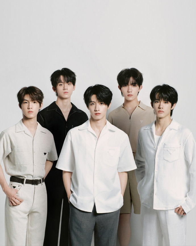 登陆少年组合亮相米兰时装周展清爽帅气|普拉达(Prada)|TOP登陆少年|宝姿(Ports)|Prada|男装_新浪新闻