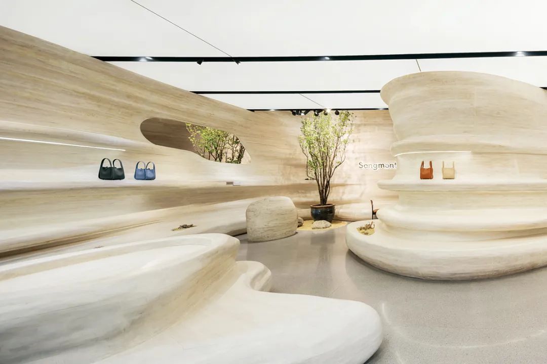 山下有松上海淮海中路旗舰店，试图通过室内空间的设计，传递其在地文化属性。