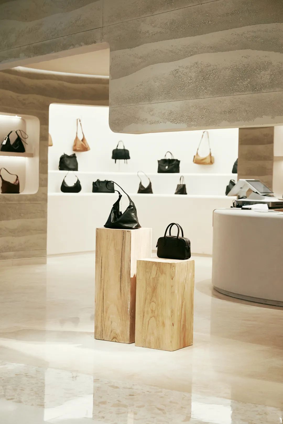 裘真重庆万象城门店，大型线下购物中心是裘真这类本土包袋塑造品牌形象时的优先选择。