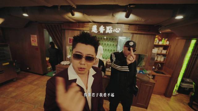 揽佬与AR合作新曲《大展宏图》MV正式发布|说唱|神曲|别墅|水池|银龙鱼_新浪新闻