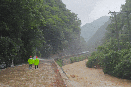 国家电网员工蹚水巡检