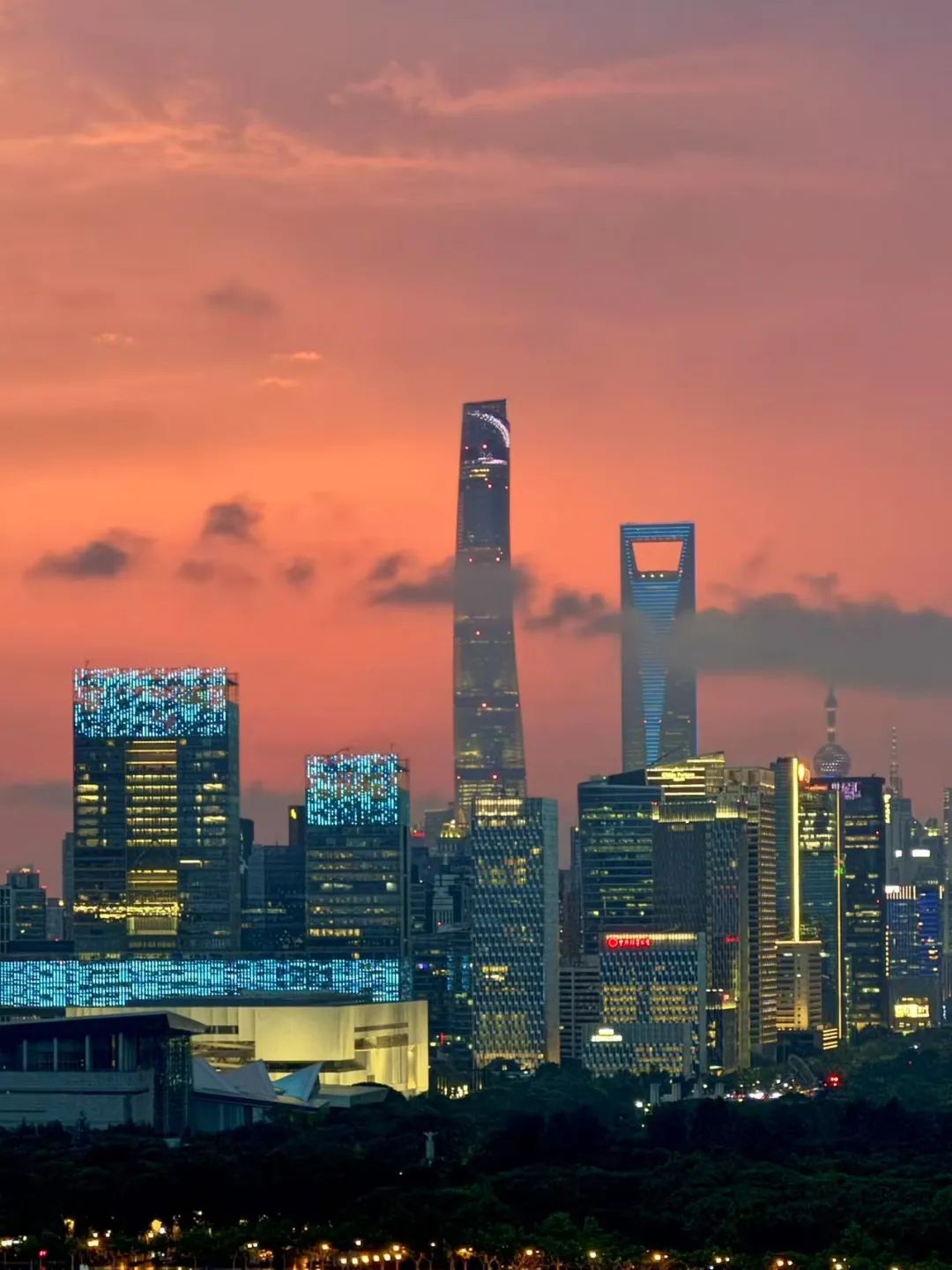 今天傍晚上海的天空 图片来源：黄小能