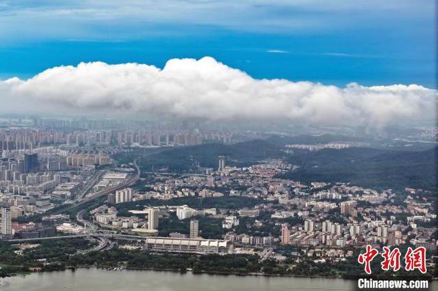 6月27日，一场雨后的南京时而蓝天白云，时而阴云密布，城市上空风云变幻。(无人机照片)中新社记者 泱波 摄