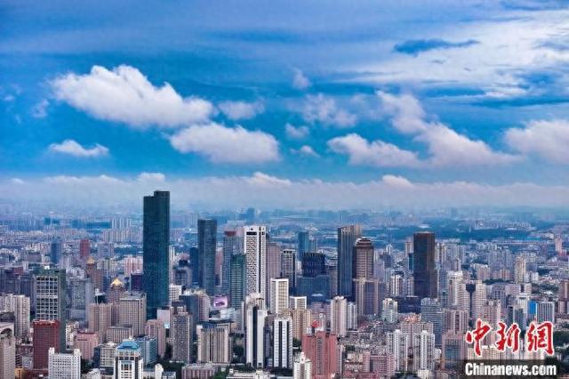 6月27日，一场雨后的南京时而蓝天白云，时而阴云密布，城市上空风云变幻。（无人机照片）中新社记者 泱波 摄