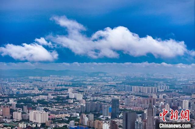 6月27日，一场雨后的南京时而蓝天白云，时而阴云密布，城市上空风云变幻。(无人机照片)中新社记者 泱波 摄
