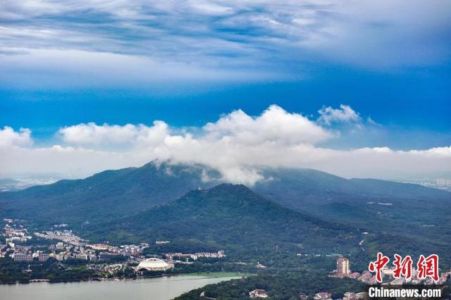 6月27日，一场雨后的南京时而蓝天白云，时而阴云密布，城市上空风云变幻。(无人机照片)中新社记者 泱波 摄