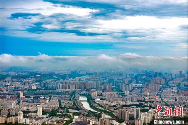 6月27日，一场雨后的南京时而蓝天白云，时而阴云密布，城市上空风云变幻。(无人机照片)中新社记者 泱波 摄