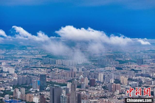 6月27日，一场雨后的南京时而蓝天白云，时而阴云密布，城市上空风云变幻。(无人机照片)中新社记者 泱波 摄