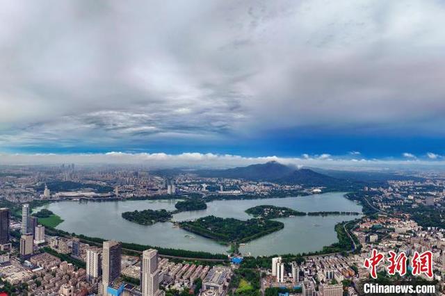 6月27日，一场雨后的南京时而蓝天白云，时而阴云密布，城市上空风云变幻。(无人机照片)中新社记者 泱波 摄