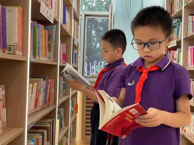 准格尔旗的小学生在读书。（资料图）