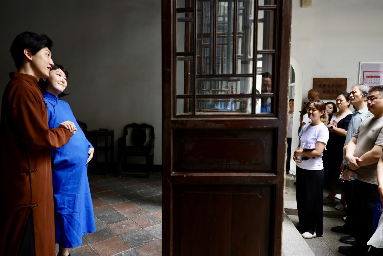 游客正在观看沉浸式思政课《最后的团聚》。蒋雨师 摄