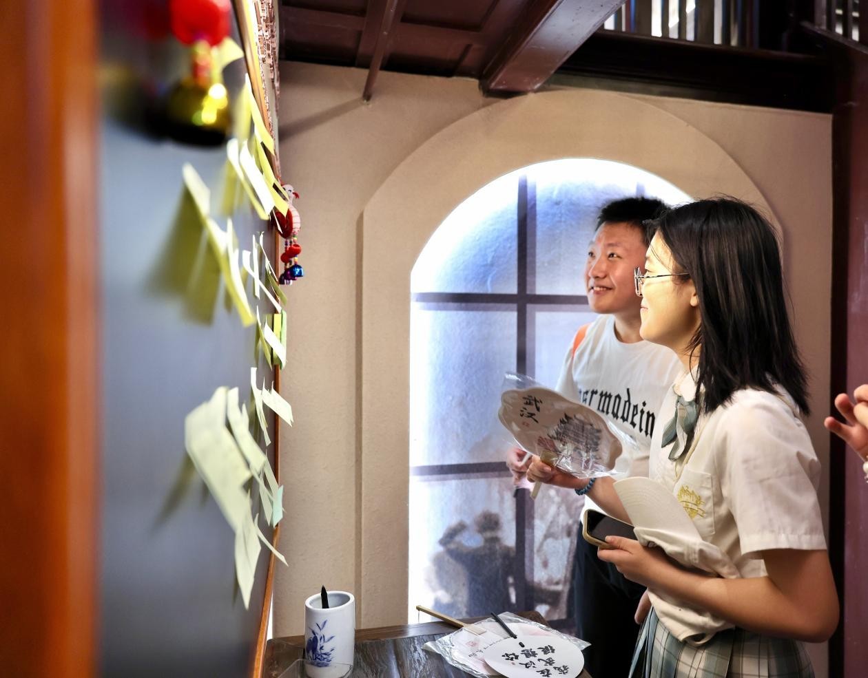 游客们纷纷在留言板前驻足。蒋雨师 摄