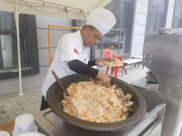 乌苏驿里的新疆美食摊位 朱洪园/摄