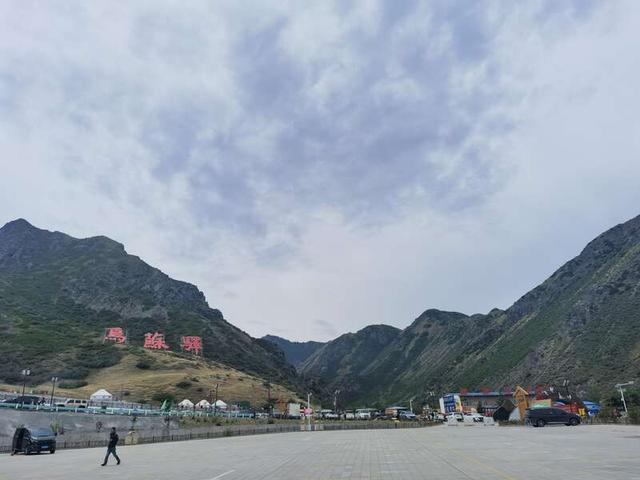 独库公路旁的乌苏驿 朱洪园/摄