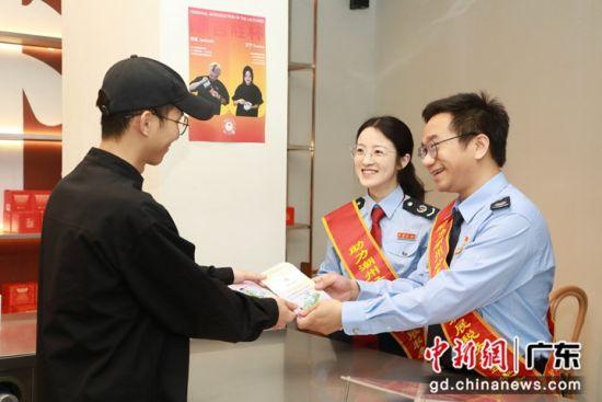 税务党员先锋队走访商户送上纳税信用宣传资料。潮州市税务局 供图