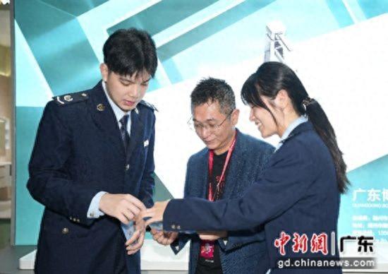 走进潮安智能卫浴博览会向展会企业宣传纳税信用评价相关知识。潮州市税务局 供图